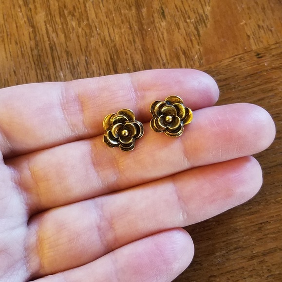 Jewelry - NWOT Gold Bronze Flower Studs